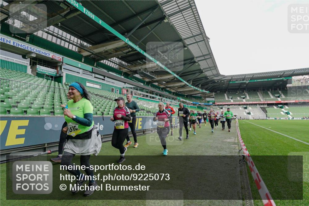 05.10.2025 - 20. swb-Marathon Bremen Michael Burmester http://msf.ph/oto/9225073 05.10.2025 10:38:22 Laufen im Stadion 7621, 8574, 9182, 9184, 9189, 9210, 9235, 9237, 9322, 9331, 9335, 9365, 9409, 9426, 9432, 9448, 9468, 9486, 9498, 9536, 9642, 9647, 9684, 9707, 9748, 9750, 9752, 9771, 9813, 9846, 9858, 9915, 9940, 9978, 10033, 10056, 10098, 10130, 10167, 10194, 10205, 10274, 10278, 10297, 10301, 10404, 10437, 10439, 10446, 10471, 10478, 10485, 10511, 10530, 10595, 10598, 10611, 10678, 10711, 10713, 10803, 10804, 10825, 10826, 10829, 11050, 11150, 11162 meine-sportfotos.de