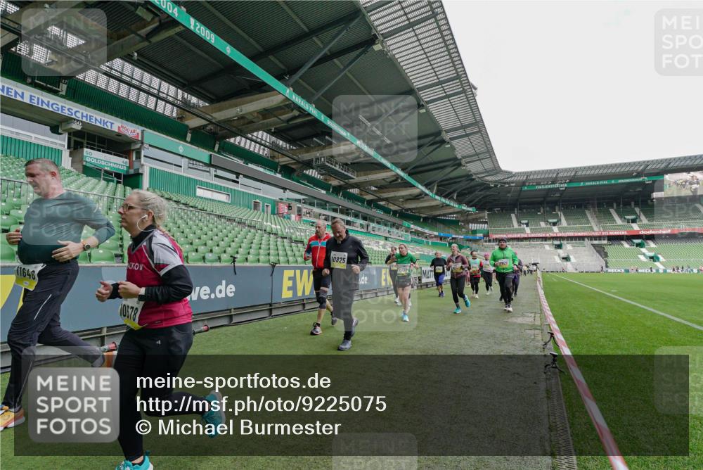 05.10.2025 - 20. swb-Marathon Bremen Michael Burmester http://msf.ph/oto/9225075 05.10.2025 10:38:24 Laufen im Stadion 7621, 8574, 9182, 9184, 9189, 9210, 9235, 9237, 9300, 9322, 9331, 9335, 9394, 9409, 9426, 9432, 9448, 9468, 9486, 9498, 9536, 9642, 9647, 9684, 9707, 9748, 9750, 9752, 9771, 9813, 9846, 9858, 9890, 9915, 9940, 9978, 10033, 10056, 10098, 10130, 10167, 10194, 10205, 10274, 10278, 10297, 10301, 10404, 10437, 10439, 10446, 10471, 10478, 10485, 10511, 10530, 10595, 10598, 10611, 10678, 10711, 10713, 10803, 10804, 10825, 10826, 10829, 11050, 11150 meine-sportfotos.de