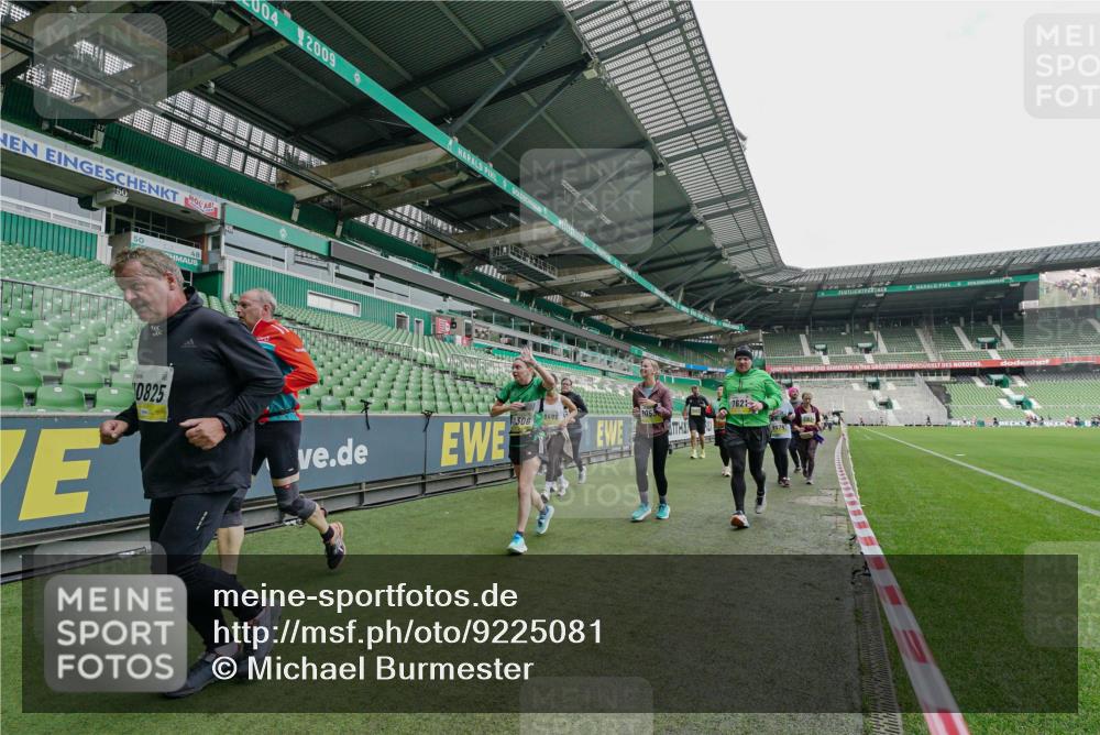 05.10.2025 - 20. swb-Marathon Bremen Michael Burmester http://msf.ph/oto/9225081 05.10.2025 10:38:25 Laufen im Stadion 7621, 8574, 9182, 9184, 9189, 9210, 9235, 9237, 9300, 9322, 9331, 9335, 9394, 9409, 9426, 9432, 9448, 9468, 9486, 9498, 9536, 9642, 9647, 9660, 9684, 9707, 9748, 9750, 9752, 9771, 9813, 9846, 9858, 9890, 9915, 9940, 9978, 10033, 10056, 10098, 10130, 10167, 10194, 10205, 10274, 10278, 10297, 10301, 10404, 10437, 10439, 10446, 10478, 10485, 10511, 10530, 10595, 10598, 10611, 10678, 10711, 10713, 10803, 10804, 10825, 10826, 10829, 11050, 11150 meine-sportfotos.de