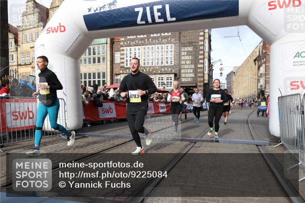 05.10.2025 - 20. swb-Marathon Bremen Yannick Fuchs http://msf.ph/oto/9225084 05.10.2025 10:56:33 Ziel 9424, 9783, 9790, 9932, 10005, 10028, 10179, 10191, 10196, 10387, 10424, 10546, 10590, 11662, 11723 meine-sportfotos.de