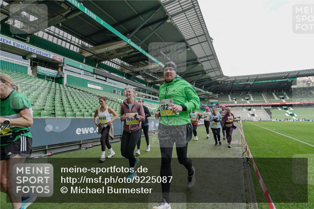 05.10.2025 - 20. swb-Marathon Bremen Michael Burmester http://msf.ph/oto/9225087 05.10.2025 10:38:26 Laufen im Stadion 7621, 8574, 9182, 9184, 9189, 9210, 9235, 9237, 9300, 9322, 9331, 9335, 9394, 9409, 9432, 9448, 9468, 9486, 9498, 9536, 9642, 9647, 9660, 9684, 9707, 9748, 9750, 9752, 9771, 9782, 9813, 9846, 9858, 9890, 9915, 9940, 9978, 10033, 10056, 10098, 10130, 10167, 10194, 10205, 10274, 10278, 10297, 10404, 10437, 10439, 10446, 10478, 10485, 10511, 10530, 10595, 10598, 10611, 10678, 10711, 10713, 10803, 10804, 10825, 10829, 11050, 11150 meine-sportfotos.de