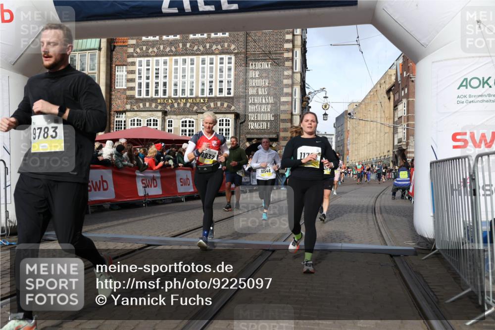 05.10.2025 - 20. swb-Marathon Bremen Yannick Fuchs http://msf.ph/oto/9225097 05.10.2025 10:56:33 Ziel 9424, 9783, 9790, 9932, 10005, 10028, 10179, 10191, 10196, 10387, 10424, 10546, 10590, 11662, 11723 meine-sportfotos.de