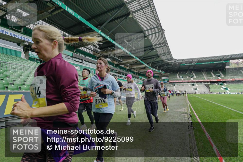 05.10.2025 - 20. swb-Marathon Bremen Michael Burmester http://msf.ph/oto/9225099 05.10.2025 10:38:29 Laufen im Stadion 7621, 8574, 9182, 9184, 9189, 9210, 9235, 9237, 9269, 9300, 9322, 9331, 9335, 9394, 9409, 9432, 9448, 9468, 9486, 9498, 9536, 9642, 9647, 9660, 9684, 9707, 9748, 9750, 9752, 9771, 9782, 9813, 9846, 9858, 9890, 9915, 9940, 9978, 10033, 10056, 10098, 10130, 10167, 10194, 10205, 10278, 10297, 10404, 10437, 10439, 10446, 10478, 10485, 10511, 10530, 10595, 10598, 10611, 10623, 10678, 10711, 10713, 10803, 10804, 10825, 10829 meine-sportfotos.de
