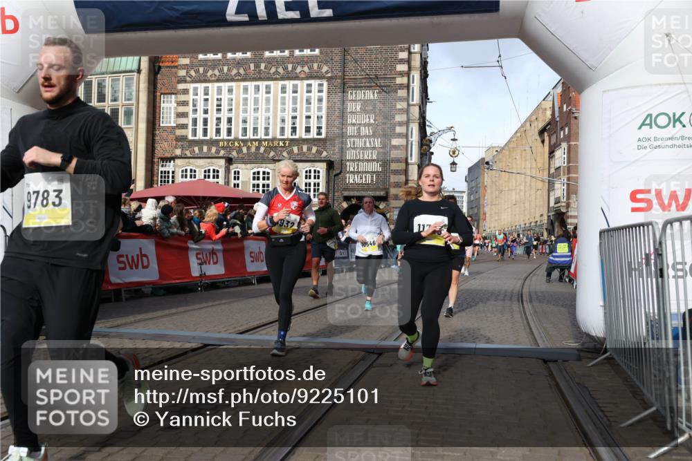 05.10.2025 - 20. swb-Marathon Bremen Yannick Fuchs http://msf.ph/oto/9225101 05.10.2025 10:56:33 Ziel 9424, 9783, 9790, 9932, 10005, 10028, 10179, 10191, 10196, 10387, 10424, 10546, 10590, 11662, 11723 meine-sportfotos.de