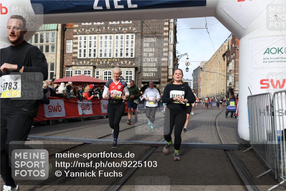 05.10.2025 - 20. swb-Marathon Bremen Yannick Fuchs http://msf.ph/oto/9225103 05.10.2025 10:56:33 Ziel 9424, 9783, 9790, 9932, 10005, 10028, 10179, 10191, 10196, 10387, 10424, 10546, 10590, 11662, 11723 meine-sportfotos.de
