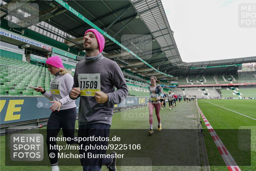 05.10.2025 - 20. swb-Marathon Bremen Michael Burmester http://msf.ph/oto/9225106 05.10.2025 10:38:30 Laufen im Stadion 7621, 8574, 9182, 9184, 9189, 9210, 9229, 9235, 9237, 9269, 9300, 9322, 9331, 9335, 9394, 9409, 9432, 9448, 9468, 9486, 9498, 9536, 9642, 9647, 9660, 9684, 9707, 9748, 9750, 9752, 9771, 9782, 9813, 9846, 9858, 9890, 9915, 9940, 9978, 10033, 10056, 10098, 10130, 10167, 10205, 10278, 10297, 10404, 10437, 10439, 10446, 10478, 10483, 10485, 10511, 10530, 10595, 10598, 10611, 10623, 10678, 10711, 10713, 10803, 10804, 10825, 10829 meine-sportfotos.de