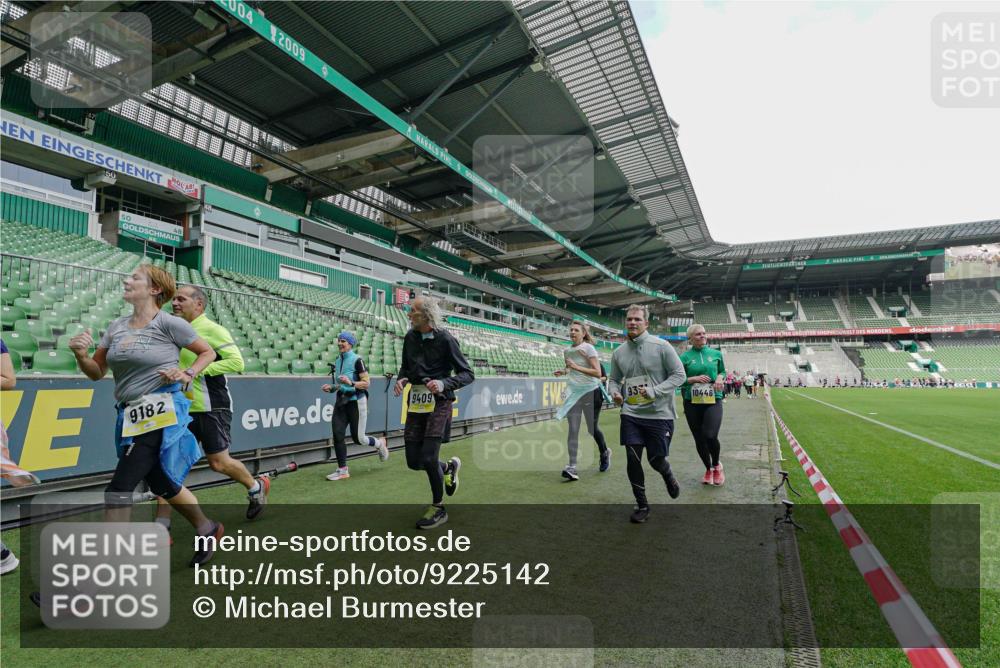 05.10.2025 - 20. swb-Marathon Bremen Michael Burmester http://msf.ph/oto/9225142 05.10.2025 10:38:47 Laufen im Stadion 7788, 8123, 8574, 9182, 9184, 9210, 9229, 9235, 9269, 9300, 9322, 9324, 9331, 9335, 9379, 9394, 9398, 9409, 9432, 9498, 9647, 9660, 9684, 9707, 9750, 9752, 9771, 9782, 9846, 9890, 9915, 9927, 9940, 9978, 9998, 10033, 10106, 10130, 10142, 10167, 10205, 10213, 10278, 10297, 10404, 10405, 10437, 10439, 10446, 10478, 10483, 10498, 10511, 10529, 10530, 10551, 10595, 10598, 10623, 10678, 10734, 10803, 10804, 10825, 10853, 9189, 9210, 9468, 9486, 9813, 9858, 10056, 10098 meine-sportfotos.de