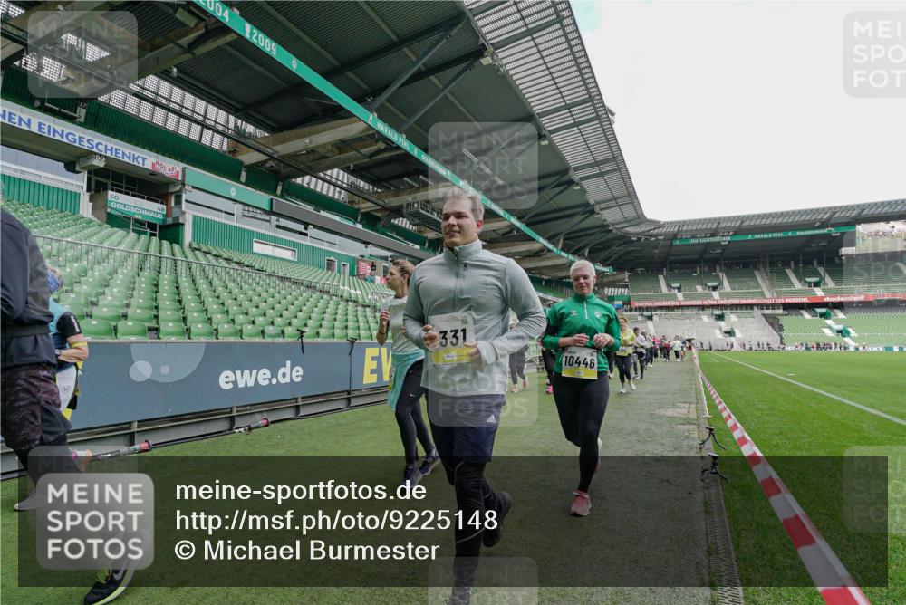 05.10.2025 - 20. swb-Marathon Bremen Michael Burmester http://msf.ph/oto/9225148 05.10.2025 10:38:48 Laufen im Stadion 7788, 8123, 8574, 9182, 9184, 9229, 9235, 9269, 9300, 9322, 9324, 9331, 9335, 9379, 9394, 9398, 9409, 9432, 9498, 9647, 9660, 9684, 9707, 9750, 9752, 9771, 9782, 9846, 9890, 9915, 9927, 9940, 9978, 9998, 10033, 10106, 10130, 10142, 10167, 10205, 10213, 10255, 10278, 10297, 10404, 10405, 10437, 10439, 10446, 10478, 10483, 10498, 10511, 10529, 10530, 10551, 10595, 10598, 10623, 10678, 10734, 10803, 10804, 10825, 10853, 9189, 9210, 9468, 9486, 9813, 9858, 10056, 10098 meine-sportfotos.de