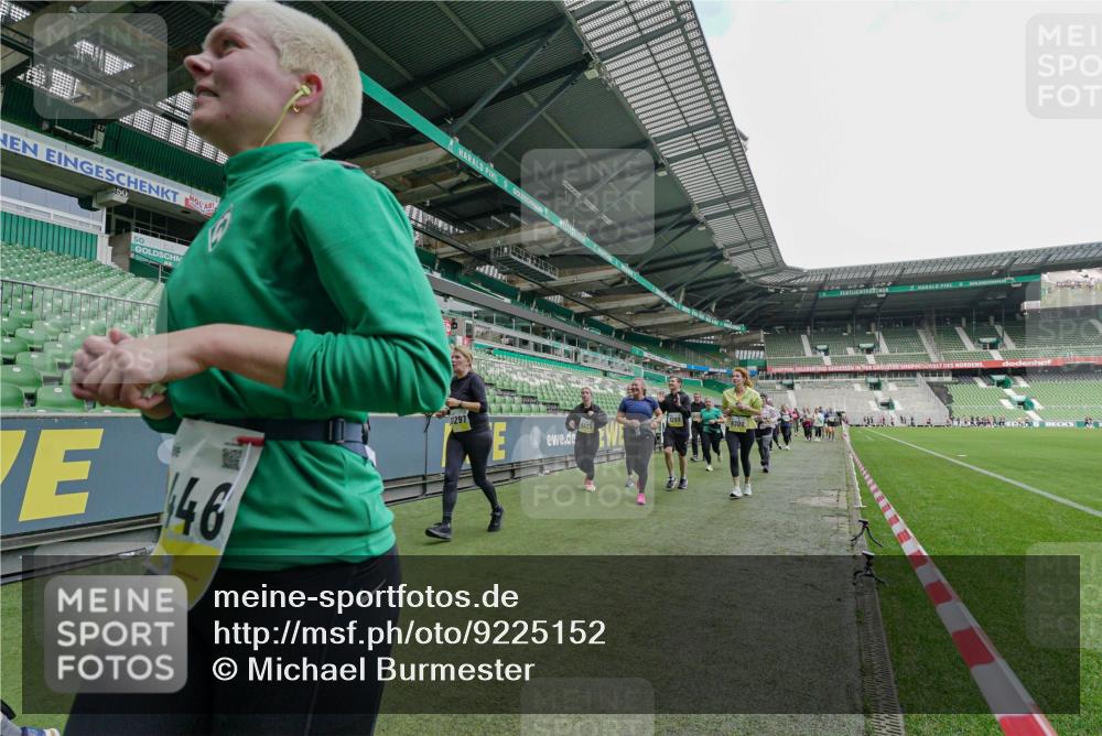 05.10.2025 - 20. swb-Marathon Bremen Michael Burmester http://msf.ph/oto/9225152 05.10.2025 10:38:50 Laufen im Stadion 7788, 8123, 8574, 9182, 9184, 9229, 9235, 9269, 9300, 9322, 9324, 9331, 9335, 9379, 9394, 9398, 9409, 9432, 9498, 9628, 9647, 9660, 9684, 9707, 9750, 9752, 9771, 9782, 9846, 9850, 9890, 9915, 9927, 9940, 9978, 9998, 10033, 10106, 10142, 10167, 10205, 10213, 10255, 10258, 10297, 10404, 10405, 10439, 10446, 10478, 10483, 10498, 10511, 10529, 10530, 10551, 10623, 10678, 10734, 10803, 10804, 10825, 10853, 9189, 9210, 9468, 9486, 9813, 9858, 10056, 10098 meine-sportfotos.de