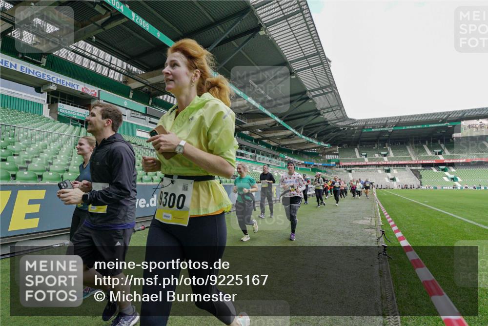 05.10.2025 - 20. swb-Marathon Bremen Michael Burmester http://msf.ph/oto/9225167 05.10.2025 10:38:52 Laufen im Stadion 7199, 7788, 8123, 8574, 9182, 9184, 9229, 9235, 9269, 9300, 9322, 9324, 9331, 9335, 9379, 9394, 9398, 9409, 9432, 9498, 9628, 9647, 9660, 9684, 9707, 9750, 9752, 9765, 9771, 9782, 9846, 9850, 9890, 9915, 9927, 9940, 9978, 9998, 10106, 10142, 10167, 10205, 10213, 10255, 10258, 10297, 10404, 10405, 10439, 10446, 10478, 10483, 10498, 10511, 10529, 10530, 10551, 10557, 10623, 10678, 10734, 10803, 10804, 10825, 10853, 9189, 9210, 9468, 9486, 9813, 9858, 10033, 10056, 10098 meine-sportfotos.de