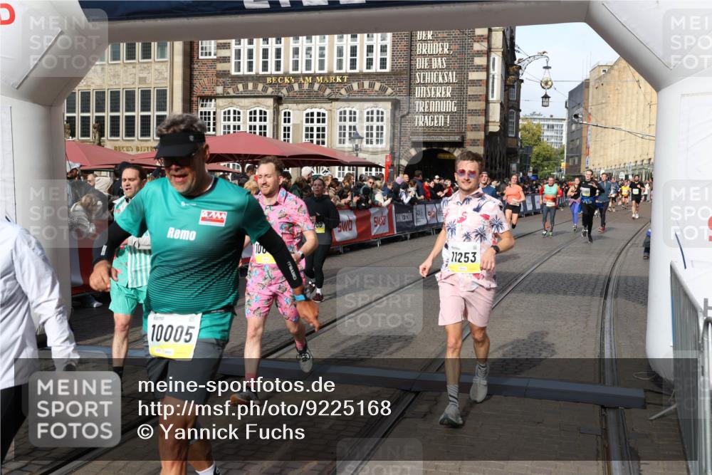 05.10.2025 - 20. swb-Marathon Bremen Yannick Fuchs http://msf.ph/oto/9225168 05.10.2025 10:56:38 Ziel 9424, 9783, 9790, 9932, 10005, 10042, 10179, 10387, 10546, 10648, 11100, 11253, 11260, 11571, 11723 meine-sportfotos.de