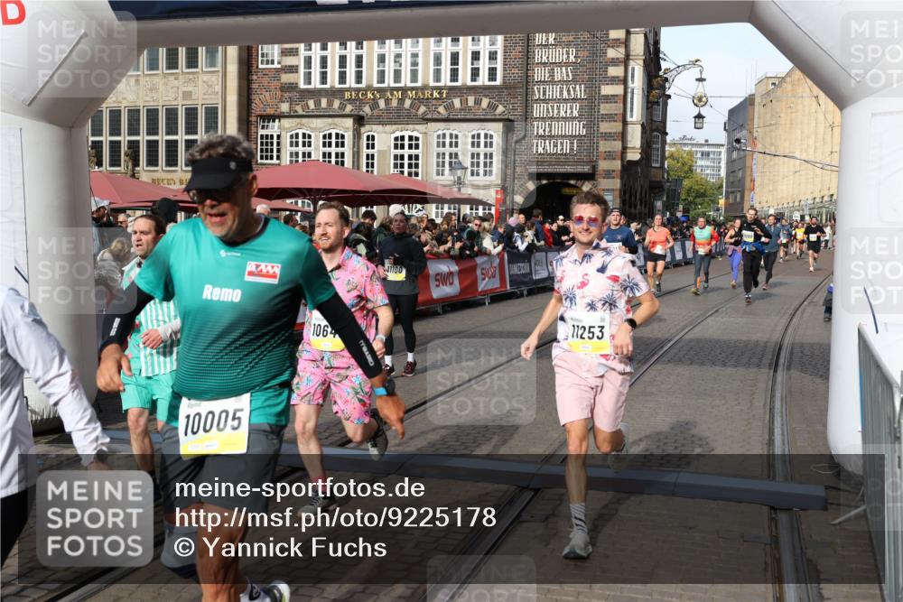 05.10.2025 - 20. swb-Marathon Bremen Yannick Fuchs http://msf.ph/oto/9225178 05.10.2025 10:56:38 Ziel 9424, 9783, 9790, 9932, 10005, 10042, 10179, 10387, 10546, 10648, 11100, 11253, 11260, 11571, 11723 meine-sportfotos.de
