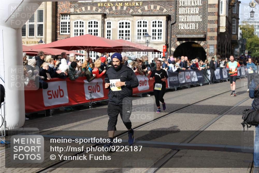 05.10.2025 - 20. swb-Marathon Bremen Yannick Fuchs http://msf.ph/oto/9225187 05.10.2025 10:59:52 Ziel 9473, 10420, 11582, 11720 meine-sportfotos.de