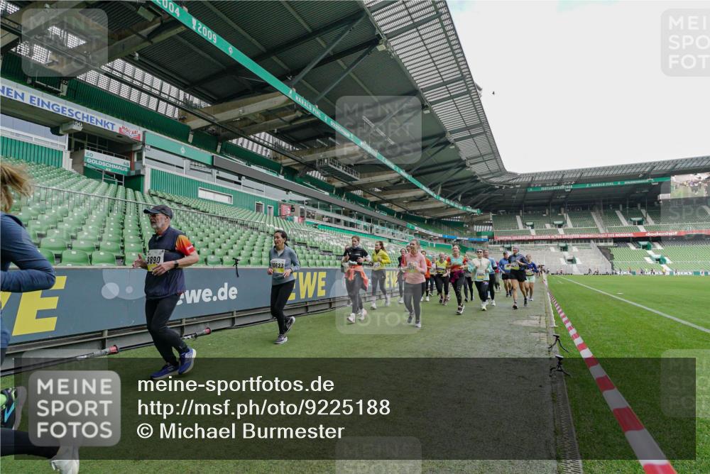 05.10.2025 - 20. swb-Marathon Bremen Michael Burmester http://msf.ph/oto/9225188 05.10.2025 10:38:58 Laufen im Stadion 7199, 7788, 8123, 9182, 9184, 9229, 9235, 9269, 9300, 9322, 9324, 9331, 9335, 9379, 9394, 9398, 9409, 9628, 9660, 9668, 9707, 9750, 9752, 9765, 9771, 9782, 9850, 9890, 9915, 9927, 9940, 9978, 9998, 10106, 10142, 10167, 10205, 10213, 10255, 10258, 10297, 10371, 10404, 10405, 10439, 10446, 10478, 10483, 10498, 10511, 10529, 10530, 10551, 10557, 10623, 10734, 10803, 10804, 10853, 9189, 9210, 9468, 9486, 9813, 9858, 10033, 10056, 10098 meine-sportfotos.de