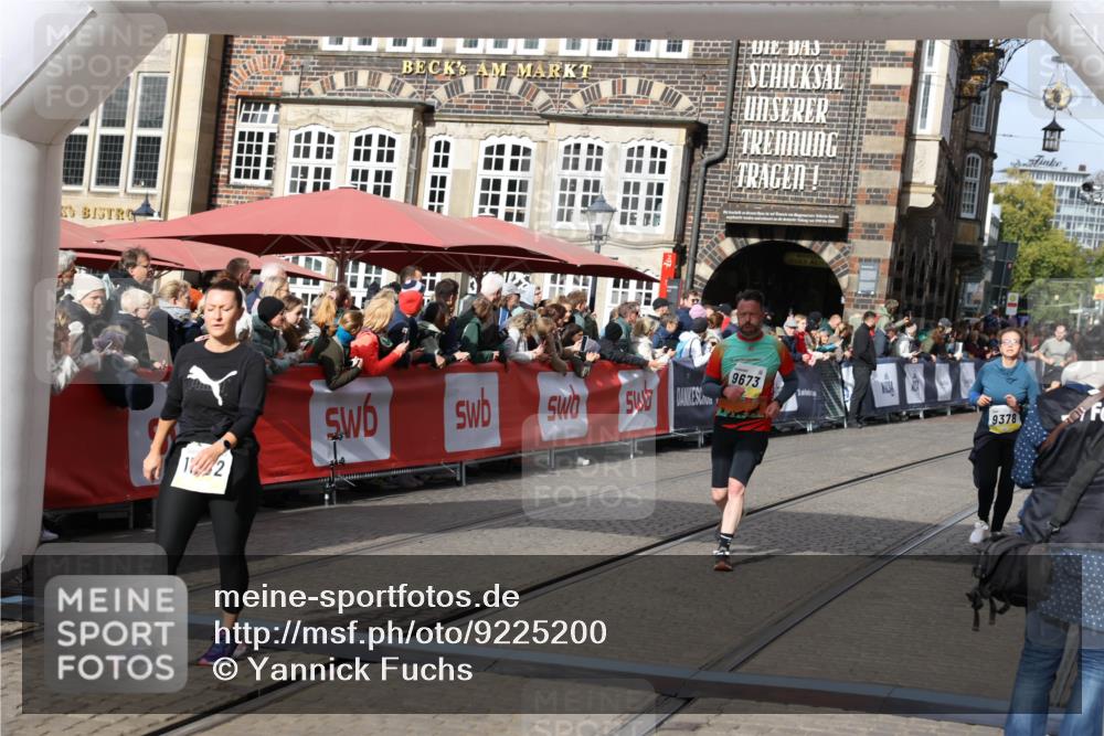05.10.2025 - 20. swb-Marathon Bremen Yannick Fuchs http://msf.ph/oto/9225200 05.10.2025 10:59:55 Ziel 9378, 9473, 9673, 10420, 11582, 11720 meine-sportfotos.de