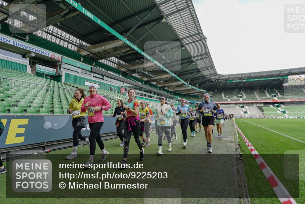 05.10.2025 - 20. swb-Marathon Bremen Michael Burmester http://msf.ph/oto/9225203 05.10.2025 10:39:01 Laufen im Stadion 7199, 7788, 8123, 9182, 9184, 9229, 9235, 9269, 9300, 9322, 9324, 9331, 9335, 9379, 9394, 9398, 9409, 9515, 9610, 9628, 9660, 9668, 9707, 9750, 9752, 9765, 9771, 9782, 9850, 9890, 9915, 9927, 9940, 9944, 9978, 9998, 10106, 10142, 10205, 10213, 10255, 10258, 10297, 10371, 10404, 10405, 10439, 10446, 10478, 10483, 10498, 10511, 10529, 10551, 10557, 10623, 10734, 10853, 9189, 9210, 9468, 9486, 9813, 9858, 10033 meine-sportfotos.de
