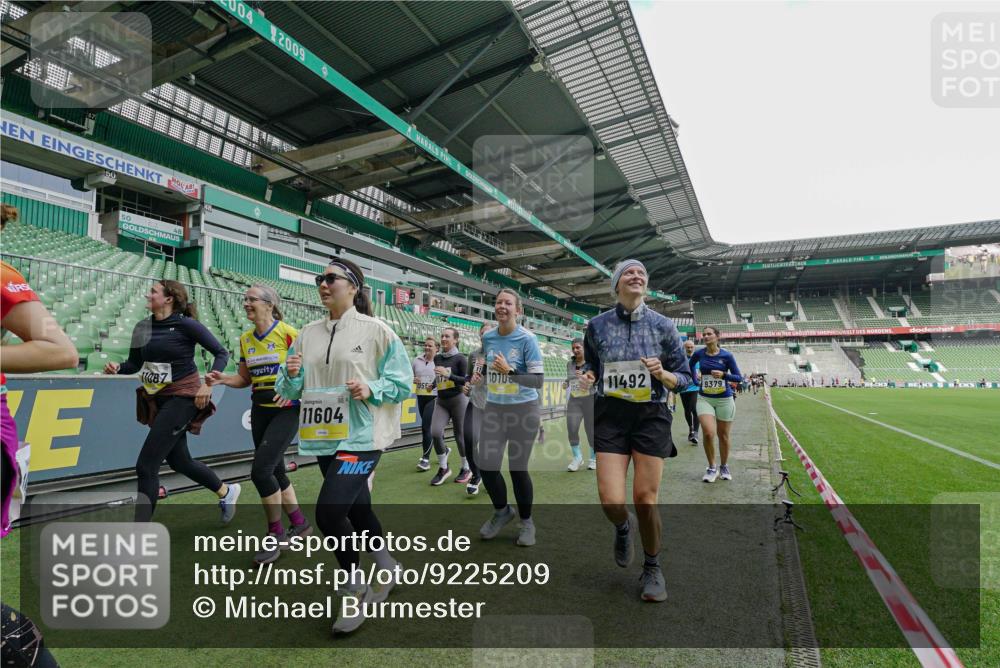 05.10.2025 - 20. swb-Marathon Bremen Michael Burmester http://msf.ph/oto/9225209 05.10.2025 10:39:02 Laufen im Stadion 7199, 7788, 8123, 9182, 9184, 9224, 9225, 9229, 9235, 9269, 9300, 9322, 9324, 9331, 9335, 9379, 9394, 9398, 9409, 9515, 9610, 9628, 9660, 9668, 9750, 9752, 9765, 9771, 9782, 9850, 9890, 9908, 9915, 9927, 9940, 9944, 9978, 9998, 10106, 10142, 10205, 10213, 10255, 10258, 10297, 10371, 10404, 10405, 10439, 10446, 10478, 10483, 10498, 10511, 10529, 10551, 10557, 10623, 10734, 10853, 9189, 9210, 9468, 9813, 9858, 10033 meine-sportfotos.de