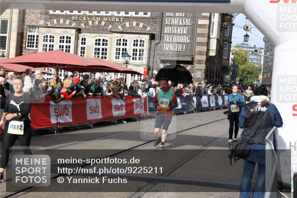 05.10.2025 - 20. swb-Marathon Bremen Yannick Fuchs http://msf.ph/oto/9225211 05.10.2025 10:59:55 Ziel 9378, 9473, 9673, 10420, 11582, 11720 meine-sportfotos.de