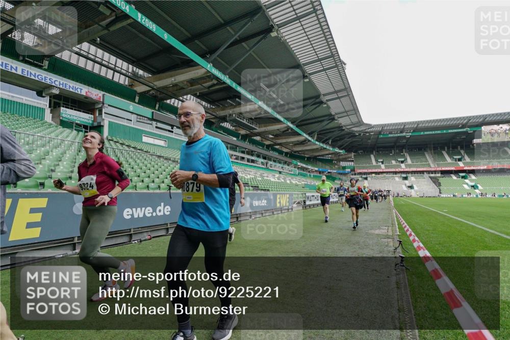 05.10.2025 - 20. swb-Marathon Bremen Michael Burmester http://msf.ph/oto/9225221 05.10.2025 10:39:05 Laufen im Stadion 7199, 7654, 7788, 8123, 9182, 9184, 9224, 9225, 9229, 9235, 9269, 9300, 9322, 9324, 9331, 9335, 9379, 9394, 9398, 9409, 9515, 9610, 9628, 9660, 9668, 9713, 9752, 9765, 9771, 9782, 9850, 9890, 9908, 9915, 9927, 9940, 9944, 9978, 9998, 10018, 10021, 10106, 10142, 10205, 10213, 10238, 10255, 10258, 10297, 10371, 10404, 10405, 10439, 10446, 10478, 10483, 10498, 10511, 10529, 10551, 10557, 10623, 10734, 10853, 9189, 9210, 9468, 9813, 9858, 10033 meine-sportfotos.de