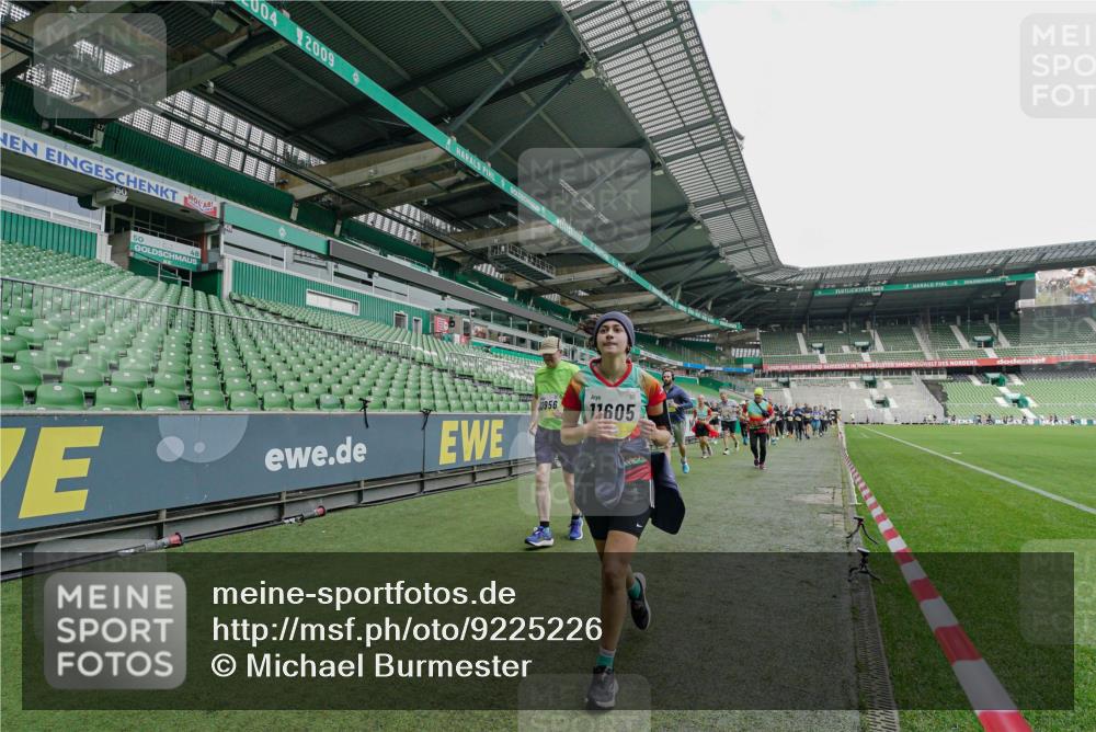 05.10.2025 - 20. swb-Marathon Bremen Michael Burmester http://msf.ph/oto/9225226 05.10.2025 10:39:08 Laufen im Stadion 7199, 7654, 7788, 8123, 9182, 9184, 9224, 9225, 9229, 9235, 9269, 9300, 9322, 9324, 9325, 9331, 9335, 9379, 9394, 9398, 9409, 9515, 9610, 9628, 9644, 9660, 9668, 9713, 9752, 9765, 9771, 9782, 9850, 9890, 9908, 9927, 9944, 9978, 9998, 10018, 10021, 10106, 10142, 10207, 10213, 10238, 10255, 10258, 10289, 10297, 10371, 10404, 10405, 10439, 10446, 10478, 10483, 10498, 10511, 10529, 10551, 10557, 10623, 10734, 10853, 10033 meine-sportfotos.de