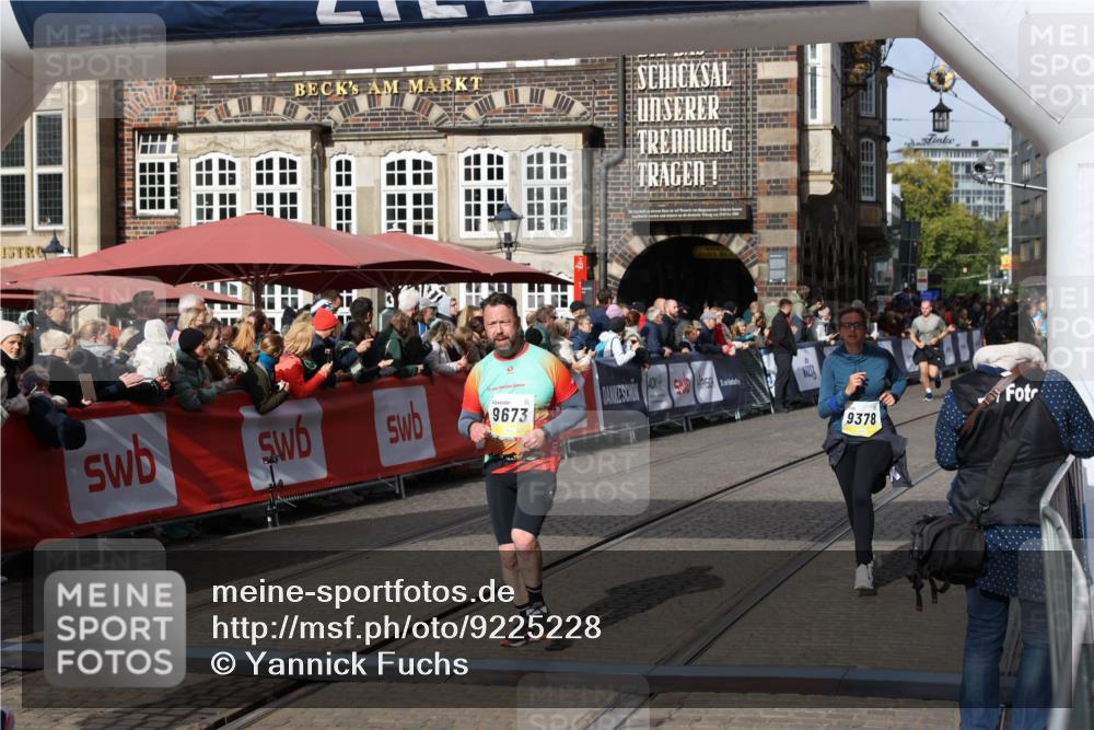 05.10.2025 - 20. swb-Marathon Bremen Yannick Fuchs http://msf.ph/oto/9225228 05.10.2025 10:59:56 Ziel 9378, 9473, 9673, 10420, 11582, 11720 meine-sportfotos.de