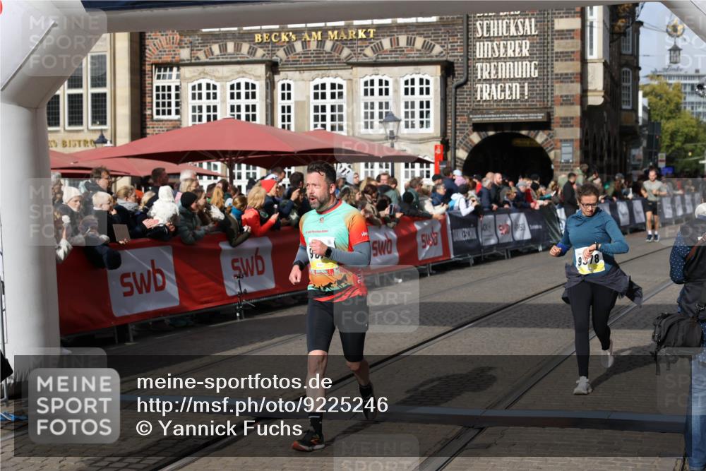 05.10.2025 - 20. swb-Marathon Bremen Yannick Fuchs http://msf.ph/oto/9225246 05.10.2025 10:59:57 Ziel 9378, 9473, 9673, 11582, 11720 meine-sportfotos.de