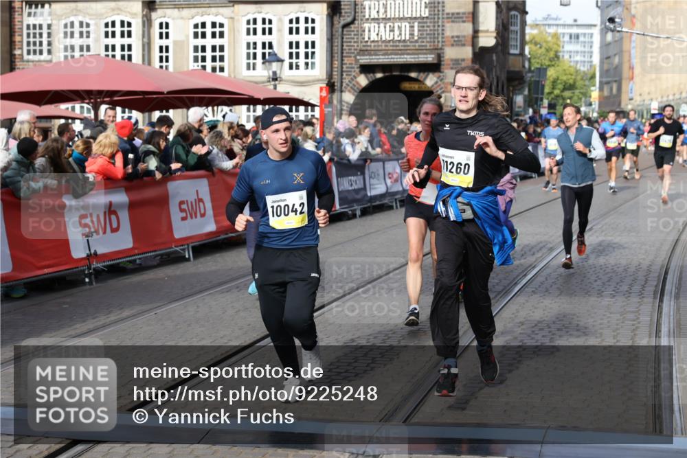 05.10.2025 - 20. swb-Marathon Bremen Yannick Fuchs http://msf.ph/oto/9225248 05.10.2025 10:56:41 Ziel 9547, 9790, 9886, 10005, 10008, 10042, 10179, 10387, 10546, 10648, 10971, 11100, 11253, 11260, 11571, 11691 meine-sportfotos.de