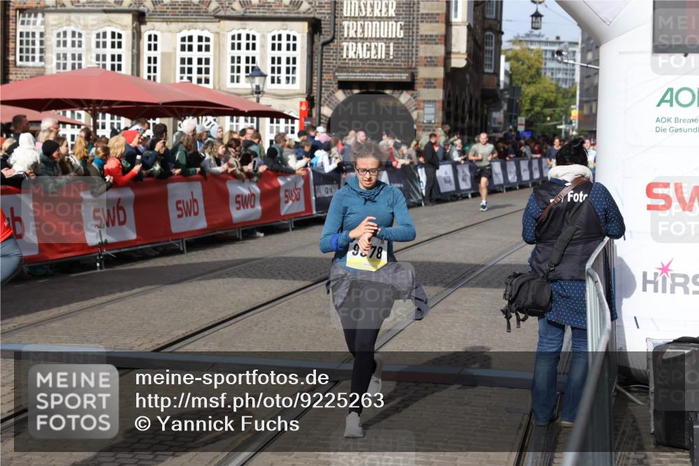 05.10.2025 - 20. swb-Marathon Bremen Yannick Fuchs http://msf.ph/oto/9225263 05.10.2025 10:59:58 Ziel 9378, 9473, 9673, 11582 meine-sportfotos.de