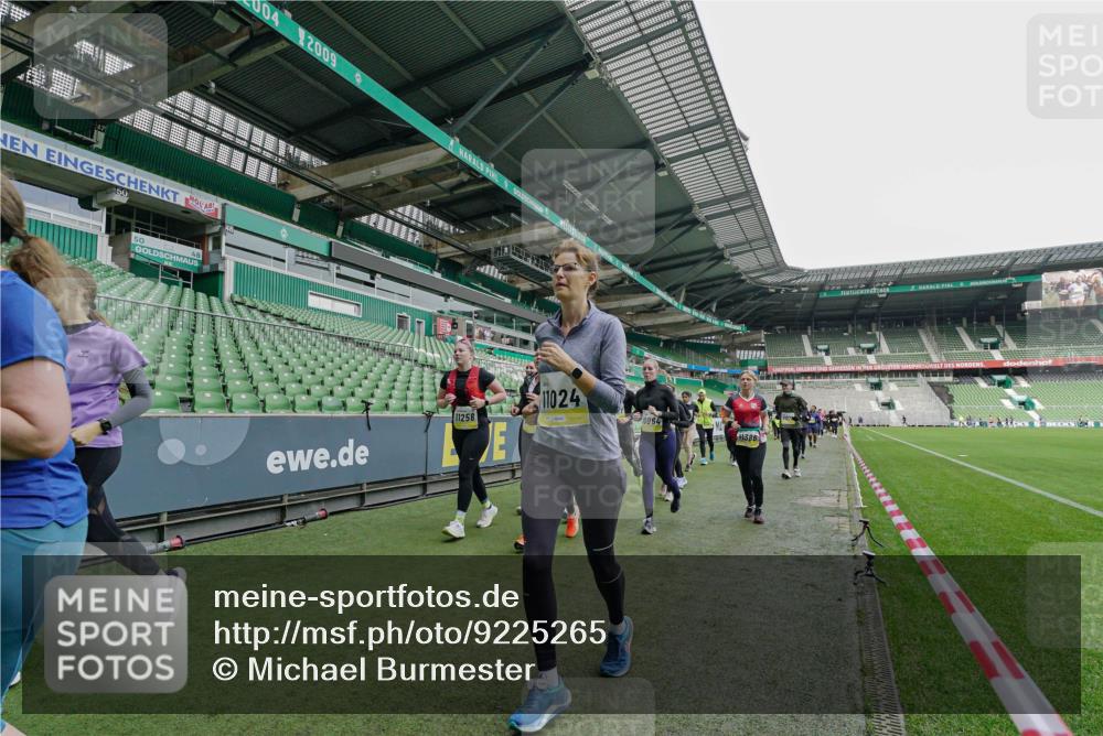 05.10.2025 - 20. swb-Marathon Bremen Michael Burmester http://msf.ph/oto/9225265 05.10.2025 10:39:21 Laufen im Stadion 7199, 7654, 7788, 7789, 7979, 8123, 9002, 9180, 9182, 9186, 9224, 9225, 9228, 9229, 9269, 9300, 9315, 9324, 9325, 9379, 9394, 9398, 9419, 9515, 9523, 9610, 9628, 9644, 9660, 9668, 9713, 9765, 9780, 9782, 9850, 9890, 9908, 9927, 9944, 9998, 10018, 10021, 10106, 10142, 10207, 10213, 10238, 10255, 10258, 10289, 10297, 10371, 10374, 10405, 10426, 10446, 10462, 10483, 10498, 10511, 10529, 10531, 10551, 10557, 10567, 10587, 10597, 10623, 10734, 10749, 10853, 9182, 9184 meine-sportfotos.de