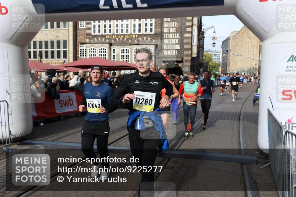 05.10.2025 - 20. swb-Marathon Bremen Yannick Fuchs http://msf.ph/oto/9225277 05.10.2025 10:56:42 Ziel 9547, 9790, 9886, 10005, 10008, 10042, 10179, 10648, 10971, 11100, 11253, 11260, 11571, 11691 meine-sportfotos.de