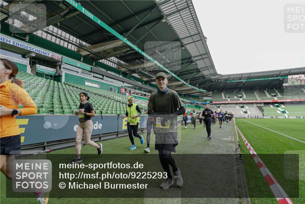 05.10.2025 - 20. swb-Marathon Bremen Michael Burmester http://msf.ph/oto/9225293 05.10.2025 10:39:25 Laufen im Stadion 7199, 7654, 7779, 7788, 7789, 7979, 8123, 9002, 9180, 9186, 9224, 9225, 9228, 9229, 9269, 9315, 9324, 9325, 9379, 9398, 9419, 9515, 9523, 9610, 9628, 9644, 9660, 9668, 9713, 9765, 9780, 9782, 9850, 9908, 9927, 9944, 9998, 10018, 10021, 10025, 10106, 10142, 10207, 10213, 10238, 10255, 10258, 10289, 10371, 10374, 10405, 10426, 10462, 10483, 10498, 10529, 10531, 10551, 10557, 10567, 10587, 10597, 10623, 10734, 10749, 10853, 9182, 9184, 9300, 9394 meine-sportfotos.de