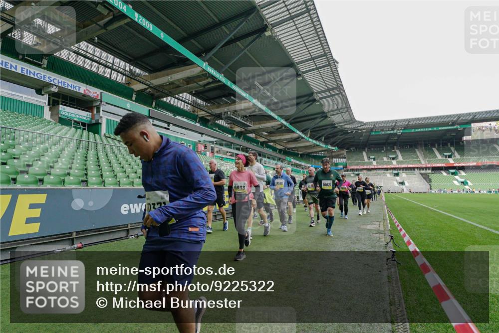 05.10.2025 - 20. swb-Marathon Bremen Michael Burmester http://msf.ph/oto/9225322 05.10.2025 10:39:32 Laufen im Stadion 7199, 7654, 7779, 7788, 7789, 7979, 8123, 9002, 9180, 9186, 9224, 9225, 9228, 9286, 9315, 9324, 9325, 9379, 9398, 9419, 9515, 9523, 9610, 9628, 9644, 9661, 9662, 9668, 9713, 9765, 9780, 9786, 9850, 9908, 9927, 9944, 9998, 10018, 10021, 10025, 10106, 10185, 10192, 10207, 10213, 10238, 10255, 10258, 10289, 10371, 10374, 10426, 10462, 10498, 10529, 10531, 10551, 10557, 10567, 10587, 10597, 10603, 10604, 10734, 10749, 9182, 9184, 9229, 9269, 9300, 9394 meine-sportfotos.de
