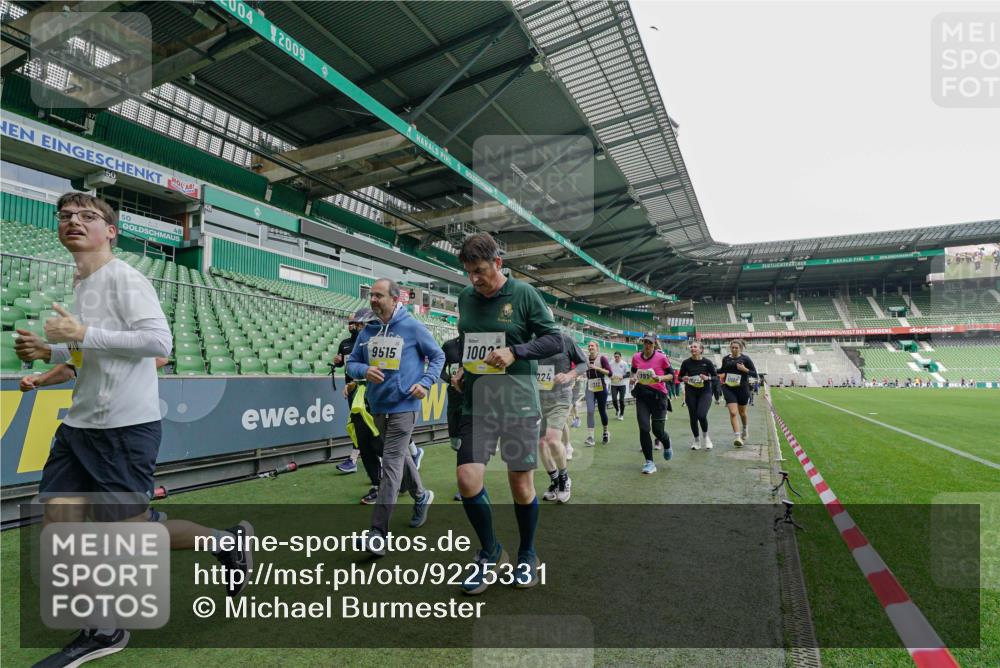 05.10.2025 - 20. swb-Marathon Bremen Michael Burmester http://msf.ph/oto/9225331 05.10.2025 10:39:34 Laufen im Stadion 7199, 7654, 7779, 7788, 7789, 7979, 8123, 9002, 9180, 9186, 9220, 9224, 9225, 9228, 9286, 9315, 9324, 9325, 9398, 9419, 9515, 9523, 9610, 9628, 9644, 9661, 9662, 9668, 9713, 9765, 9780, 9786, 9850, 9901, 9908, 9927, 9944, 9998, 10018, 10021, 10025, 10157, 10185, 10192, 10207, 10238, 10255, 10258, 10289, 10371, 10374, 10426, 10462, 10498, 10531, 10551, 10557, 10567, 10587, 10597, 10603, 10604, 10734, 10749, 9182, 9184, 9229, 9269, 9300, 9379, 9394 meine-sportfotos.de