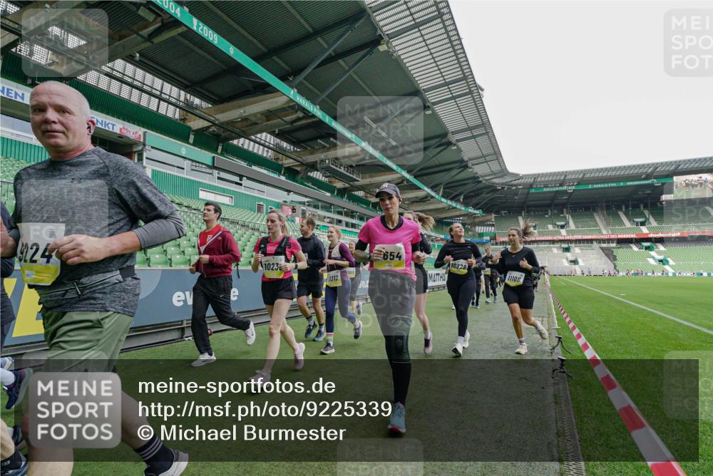 05.10.2025 - 20. swb-Marathon Bremen Michael Burmester http://msf.ph/oto/9225339 05.10.2025 10:39:35 Laufen im Stadion 7199, 7654, 7779, 7788, 7789, 7979, 8123, 9002, 9180, 9186, 9220, 9224, 9225, 9228, 9286, 9315, 9324, 9325, 9398, 9419, 9515, 9523, 9610, 9628, 9644, 9661, 9662, 9668, 9713, 9765, 9780, 9786, 9850, 9901, 9908, 9927, 9944, 9998, 10018, 10021, 10025, 10157, 10185, 10192, 10207, 10238, 10255, 10258, 10289, 10371, 10374, 10422, 10426, 10451, 10462, 10498, 10531, 10551, 10557, 10567, 10587, 10597, 10603, 10604, 10734, 10749, 9182, 9184, 9229, 9269, 9300, 9379, 9394 meine-sportfotos.de