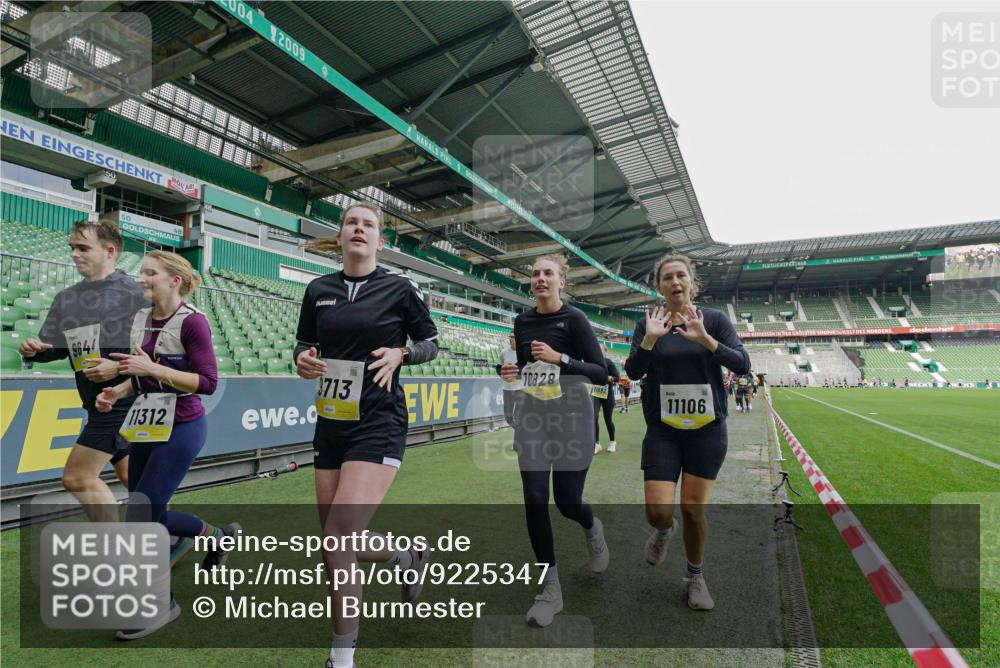 05.10.2025 - 20. swb-Marathon Bremen Michael Burmester http://msf.ph/oto/9225347 05.10.2025 10:39:37 Laufen im Stadion 7199, 7654, 7779, 7788, 7789, 7979, 8123, 9002, 9180, 9186, 9220, 9224, 9225, 9228, 9286, 9315, 9325, 9419, 9515, 9523, 9610, 9628, 9644, 9661, 9662, 9668, 9713, 9765, 9780, 9786, 9850, 9901, 9908, 9927, 9944, 9998, 10018, 10021, 10025, 10157, 10185, 10192, 10207, 10238, 10255, 10258, 10289, 10371, 10374, 10422, 10426, 10451, 10462, 10498, 10531, 10557, 10567, 10587, 10597, 10603, 10604, 10749, 9182, 9229, 9269, 9300, 9324, 9379, 9394 meine-sportfotos.de