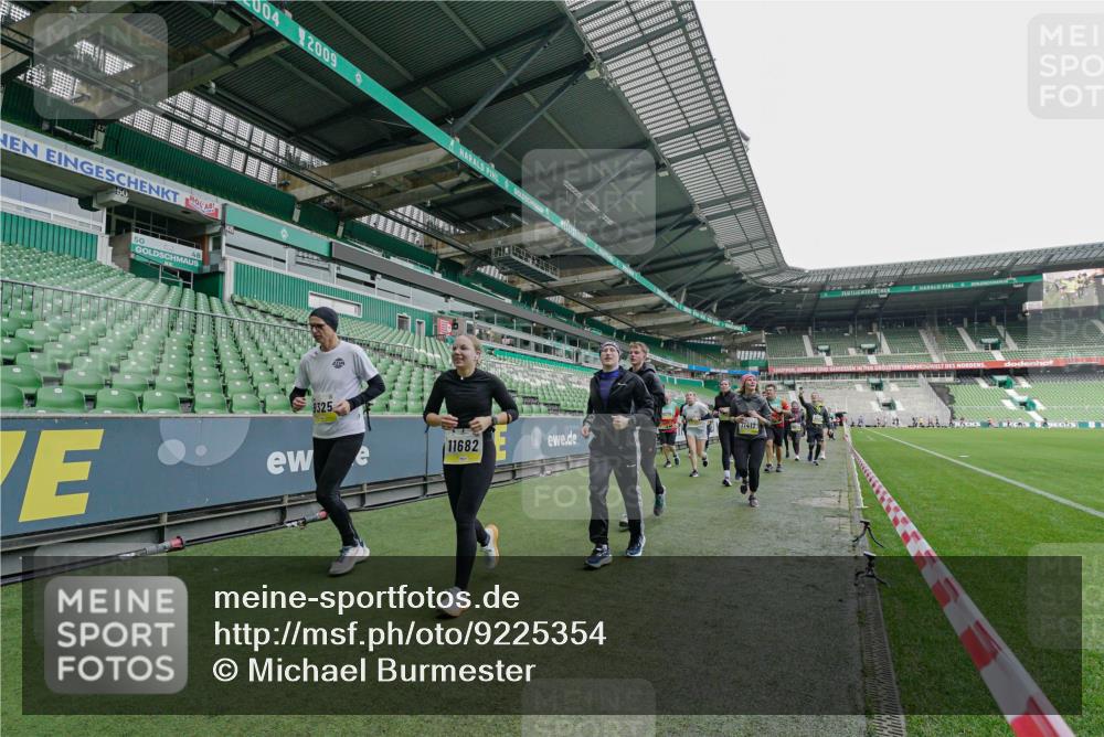 05.10.2025 - 20. swb-Marathon Bremen Michael Burmester http://msf.ph/oto/9225354 05.10.2025 10:39:38 Laufen im Stadion 7199, 7654, 7779, 7788, 7789, 7979, 8123, 9002, 9180, 9186, 9220, 9224, 9225, 9228, 9286, 9315, 9325, 9419, 9515, 9523, 9610, 9628, 9644, 9661, 9662, 9668, 9713, 9765, 9780, 9786, 9850, 9901, 9908, 9944, 9998, 10018, 10021, 10025, 10157, 10185, 10192, 10207, 10238, 10255, 10258, 10289, 10371, 10374, 10422, 10426, 10451, 10462, 10498, 10531, 10557, 10567, 10587, 10597, 10603, 10604, 10619, 10749, 9182, 9229, 9269, 9300, 9324, 9379, 9394 meine-sportfotos.de