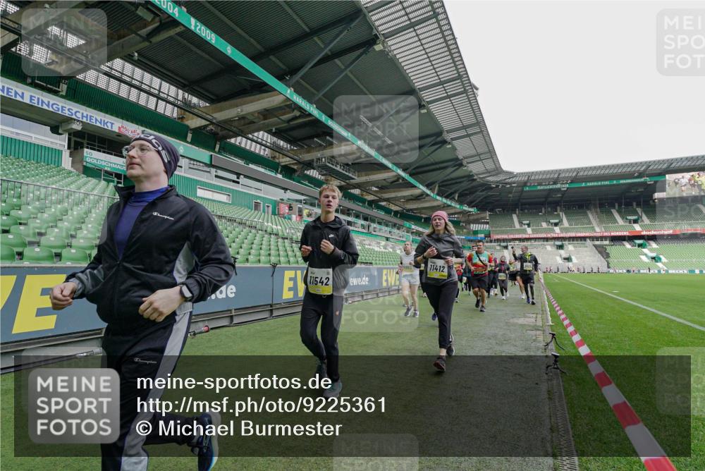 05.10.2025 - 20. swb-Marathon Bremen Michael Burmester http://msf.ph/oto/9225361 05.10.2025 10:39:40 Laufen im Stadion 7199, 7654, 7779, 7788, 7789, 7979, 9002, 9180, 9186, 9220, 9224, 9225, 9228, 9286, 9315, 9325, 9419, 9515, 9523, 9610, 9628, 9644, 9661, 9662, 9668, 9713, 9765, 9780, 9786, 9850, 9901, 9908, 9944, 9998, 10018, 10021, 10025, 10157, 10185, 10192, 10207, 10238, 10255, 10258, 10289, 10371, 10374, 10422, 10426, 10451, 10462, 10498, 10531, 10557, 10567, 10587, 10597, 10603, 10604, 10619, 10749, 9182, 9229, 9269, 9300, 9324, 9379, 9394 meine-sportfotos.de