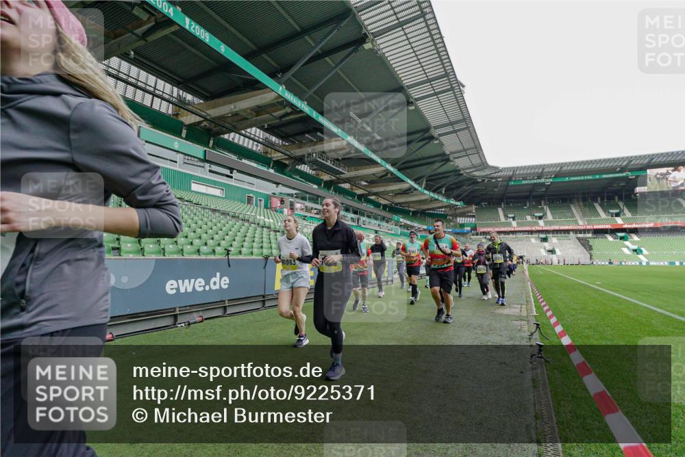 05.10.2025 - 20. swb-Marathon Bremen Michael Burmester http://msf.ph/oto/9225371 05.10.2025 10:39:41 Laufen im Stadion 7199, 7654, 7779, 7788, 7789, 7979, 9002, 9180, 9186, 9220, 9224, 9225, 9228, 9286, 9315, 9325, 9419, 9515, 9523, 9610, 9628, 9644, 9661, 9662, 9668, 9713, 9765, 9780, 9786, 9850, 9901, 9908, 9944, 9976, 9998, 10018, 10021, 10025, 10157, 10185, 10192, 10207, 10238, 10255, 10258, 10289, 10371, 10374, 10383, 10422, 10426, 10451, 10462, 10498, 10531, 10557, 10567, 10587, 10597, 10603, 10604, 10619, 10749, 9182, 9229, 9269, 9300, 9324, 9379, 9394 meine-sportfotos.de