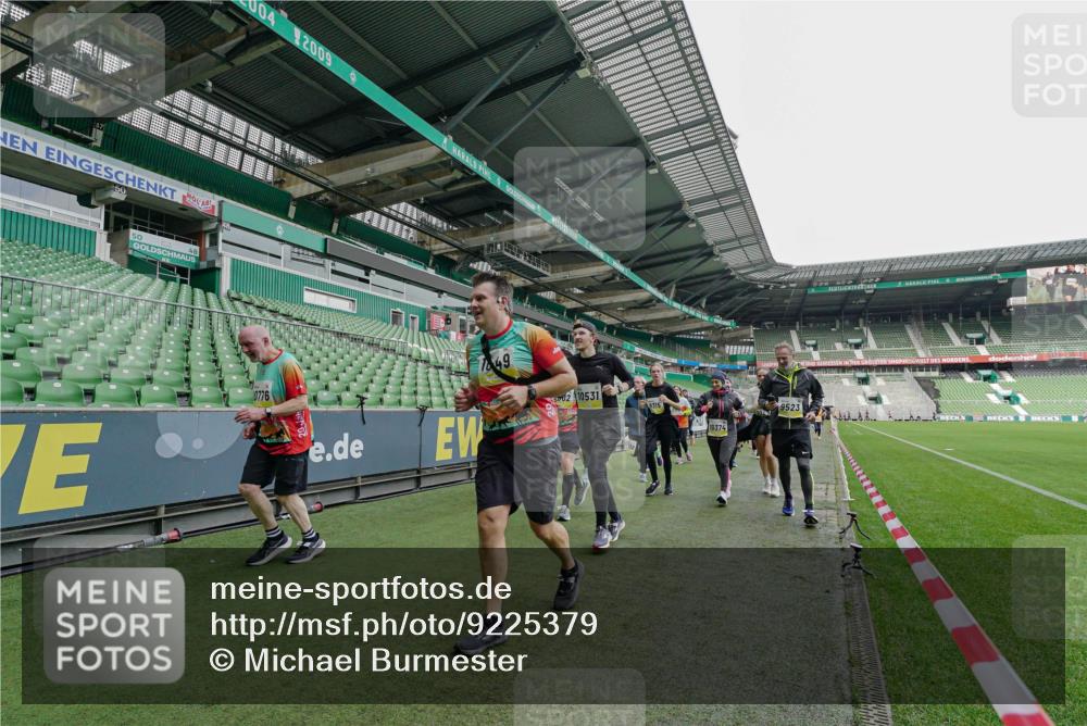 05.10.2025 - 20. swb-Marathon Bremen Michael Burmester http://msf.ph/oto/9225379 05.10.2025 10:39:43 Laufen im Stadion 7199, 7654, 7779, 7789, 7979, 9002, 9180, 9186, 9220, 9224, 9225, 9228, 9286, 9315, 9325, 9419, 9515, 9523, 9554, 9571, 9610, 9628, 9644, 9661, 9662, 9668, 9713, 9765, 9780, 9786, 9850, 9901, 9908, 9931, 9944, 9976, 9998, 10018, 10021, 10025, 10157, 10185, 10192, 10207, 10238, 10255, 10258, 10286, 10289, 10371, 10374, 10383, 10422, 10426, 10451, 10462, 10498, 10531, 10532, 10557, 10567, 10587, 10597, 10603, 10604, 10619, 10749, 9229, 9269, 9300, 9324, 9379, 9394 meine-sportfotos.de