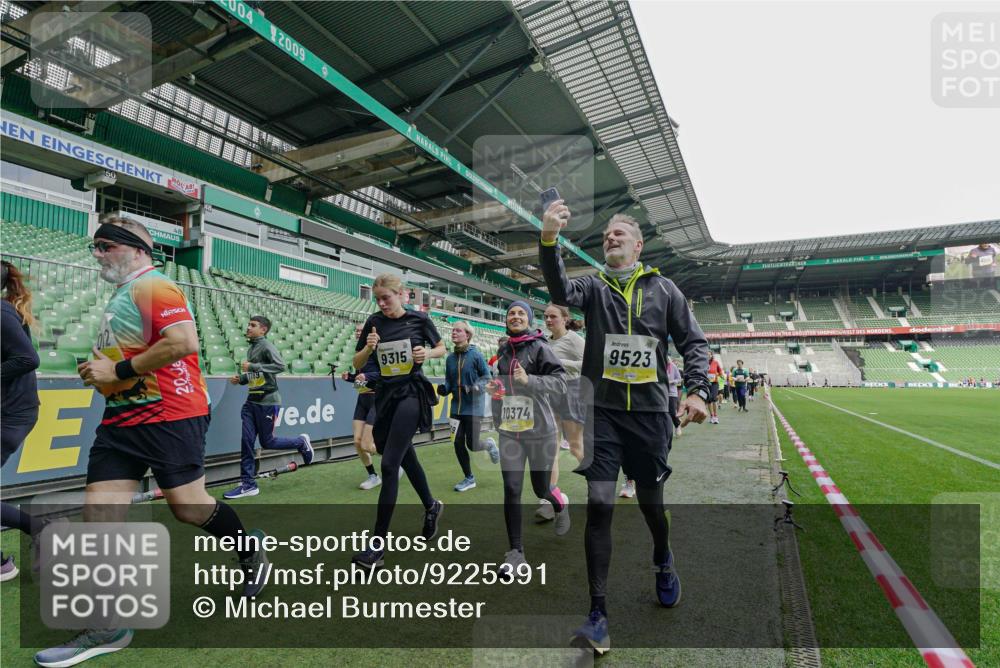 05.10.2025 - 20. swb-Marathon Bremen Michael Burmester http://msf.ph/oto/9225391 05.10.2025 10:39:45 Laufen im Stadion 7199, 7654, 7779, 7789, 7979, 9002, 9180, 9186, 9220, 9224, 9225, 9228, 9241, 9286, 9315, 9325, 9419, 9515, 9523, 9554, 9571, 9610, 9619, 9628, 9644, 9661, 9662, 9668, 9713, 9765, 9780, 9786, 9850, 9901, 9908, 9931, 9944, 9976, 9998, 10018, 10021, 10025, 10157, 10185, 10192, 10207, 10238, 10255, 10258, 10286, 10289, 10371, 10374, 10383, 10422, 10426, 10451, 10462, 10498, 10531, 10532, 10557, 10567, 10587, 10597, 10603, 10604, 10619, 10749, 9229, 9269, 9324, 9379 meine-sportfotos.de