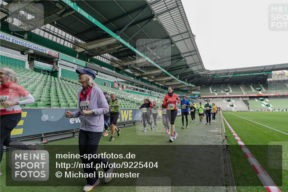 05.10.2025 - 20. swb-Marathon Bremen Michael Burmester http://msf.ph/oto/9225404 05.10.2025 10:39:49 Laufen im Stadion 7199, 7654, 7779, 7789, 7979, 9002, 9180, 9186, 9220, 9224, 9225, 9228, 9241, 9275, 9286, 9315, 9325, 9419, 9515, 9523, 9554, 9571, 9610, 9619, 9628, 9644, 9661, 9662, 9668, 9713, 9765, 9780, 9786, 9850, 9901, 9908, 9931, 9944, 9976, 10018, 10021, 10025, 10157, 10185, 10192, 10207, 10238, 10258, 10286, 10289, 10371, 10374, 10383, 10422, 10426, 10451, 10462, 10531, 10532, 10542, 10557, 10567, 10587, 10597, 10603, 10604, 10619, 10674, 10749, 9229, 9324, 9379 meine-sportfotos.de