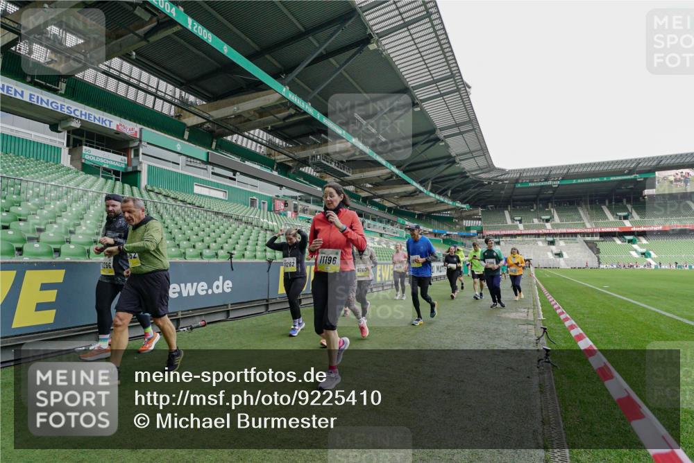 05.10.2025 - 20. swb-Marathon Bremen Michael Burmester http://msf.ph/oto/9225410 05.10.2025 10:39:50 Laufen im Stadion 7199, 7654, 7779, 7789, 7979, 9002, 9180, 9186, 9220, 9224, 9225, 9228, 9241, 9275, 9286, 9315, 9325, 9419, 9515, 9523, 9554, 9571, 9610, 9619, 9644, 9661, 9662, 9668, 9713, 9765, 9780, 9786, 9850, 9866, 9901, 9908, 9931, 9944, 9976, 10018, 10021, 10025, 10157, 10185, 10192, 10207, 10238, 10286, 10289, 10371, 10374, 10383, 10422, 10426, 10451, 10462, 10531, 10532, 10542, 10557, 10567, 10587, 10597, 10603, 10604, 10619, 10674, 10749, 9229, 9324, 9379 meine-sportfotos.de