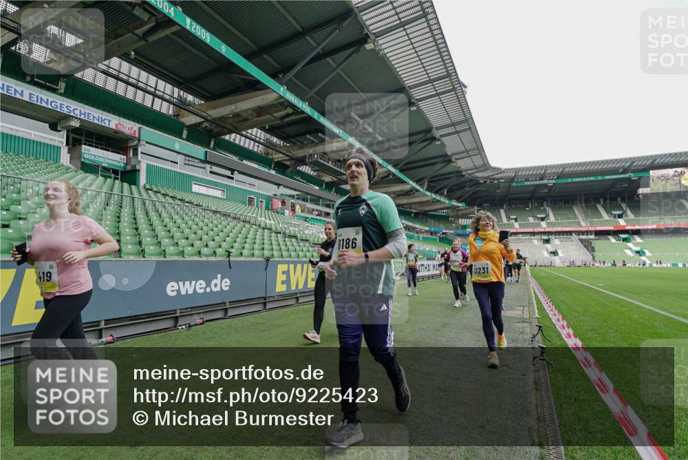 05.10.2025 - 20. swb-Marathon Bremen Michael Burmester http://msf.ph/oto/9225423 05.10.2025 10:39:53 Laufen im Stadion 7654, 7779, 7789, 7799, 7979, 9002, 9180, 9186, 9220, 9224, 9225, 9228, 9241, 9275, 9286, 9308, 9315, 9325, 9419, 9423, 9515, 9523, 9554, 9571, 9610, 9615, 9619, 9644, 9661, 9662, 9668, 9713, 9780, 9786, 9866, 9901, 9908, 9931, 9944, 9976, 10018, 10021, 10025, 10157, 10185, 10192, 10207, 10238, 10286, 10289, 10371, 10374, 10383, 10422, 10426, 10451, 10462, 10531, 10532, 10542, 10567, 10587, 10597, 10603, 10604, 10619, 10674, 10699, 10749, 9324, 9379 meine-sportfotos.de