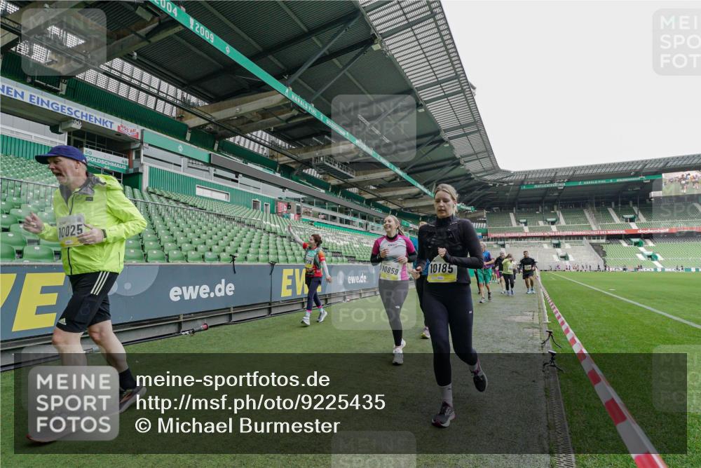 05.10.2025 - 20. swb-Marathon Bremen Michael Burmester http://msf.ph/oto/9225435 05.10.2025 10:39:55 Laufen im Stadion 7654, 7779, 7789, 7799, 7979, 9002, 9180, 9186, 9220, 9224, 9225, 9228, 9241, 9275, 9286, 9308, 9315, 9325, 9387, 9419, 9423, 9515, 9523, 9554, 9571, 9610, 9615, 9619, 9644, 9661, 9662, 9713, 9780, 9786, 9866, 9901, 9908, 9931, 9944, 9976, 10018, 10021, 10025, 10157, 10160, 10185, 10192, 10207, 10238, 10286, 10289, 10371, 10374, 10383, 10422, 10426, 10451, 10462, 10531, 10532, 10542, 10567, 10587, 10597, 10603, 10604, 10619, 10674, 10699, 10737, 10749, 9324 meine-sportfotos.de