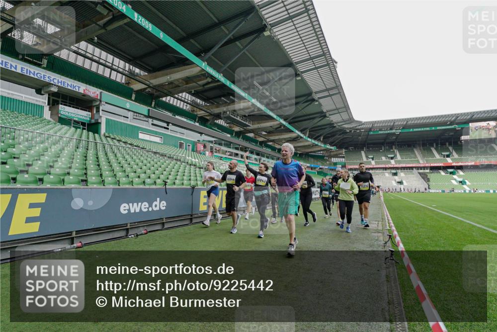 05.10.2025 - 20. swb-Marathon Bremen Michael Burmester http://msf.ph/oto/9225442 05.10.2025 10:39:58 Laufen im Stadion 7654, 7779, 7789, 7799, 7979, 9002, 9180, 9186, 9220, 9224, 9225, 9228, 9241, 9275, 9286, 9308, 9315, 9325, 9387, 9419, 9423, 9491, 9515, 9523, 9552, 9554, 9571, 9610, 9615, 9619, 9623, 9644, 9661, 9662, 9713, 9721, 9780, 9786, 9866, 9901, 9908, 9931, 9944, 9976, 10018, 10021, 10025, 10157, 10160, 10185, 10192, 10207, 10238, 10286, 10289, 10374, 10383, 10422, 10426, 10451, 10462, 10531, 10532, 10542, 10567, 10587, 10597, 10603, 10604, 10619, 10674, 10699, 10737, 10749 meine-sportfotos.de