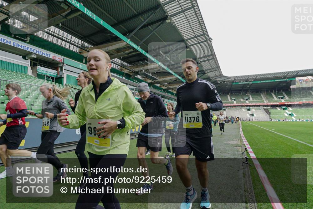 05.10.2025 - 20. swb-Marathon Bremen Michael Burmester http://msf.ph/oto/9225459 05.10.2025 10:40:01 Laufen im Stadion 7654, 7779, 7789, 7799, 7979, 9002, 9180, 9186, 9220, 9224, 9225, 9228, 9241, 9275, 9286, 9308, 9315, 9325, 9387, 9419, 9423, 9491, 9515, 9523, 9552, 9554, 9571, 9615, 9619, 9623, 9644, 9661, 9662, 9713, 9721, 9780, 9786, 9866, 9901, 9908, 9931, 9944, 9976, 10018, 10021, 10025, 10157, 10160, 10185, 10192, 10207, 10238, 10286, 10289, 10374, 10383, 10422, 10426, 10451, 10462, 10531, 10532, 10542, 10567, 10587, 10597, 10603, 10604, 10619, 10674, 10699, 10737, 10749 meine-sportfotos.de