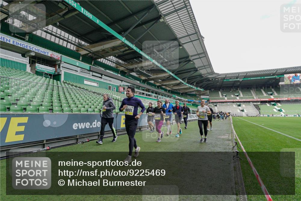 05.10.2025 - 20. swb-Marathon Bremen Michael Burmester http://msf.ph/oto/9225469 05.10.2025 10:40:03 Laufen im Stadion 7654, 7779, 7789, 7799, 7979, 9002, 9180, 9186, 9220, 9228, 9241, 9275, 9286, 9308, 9315, 9325, 9387, 9419, 9423, 9491, 9523, 9552, 9554, 9571, 9615, 9619, 9623, 9644, 9661, 9662, 9713, 9721, 9780, 9786, 9866, 9901, 9931, 9976, 10018, 10021, 10025, 10157, 10160, 10185, 10192, 10207, 10238, 10286, 10289, 10374, 10383, 10422, 10426, 10451, 10462, 10531, 10532, 10542, 10567, 10587, 10597, 10603, 10604, 10619, 10674, 10699, 10737, 10749, 11090, 11270, 7654, 9224 meine-sportfotos.de