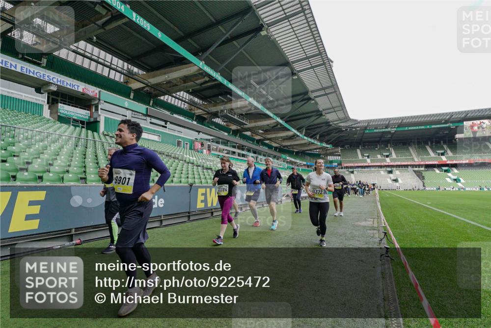 05.10.2025 - 20. swb-Marathon Bremen Michael Burmester http://msf.ph/oto/9225472 05.10.2025 10:40:04 Laufen im Stadion 7779, 7789, 7799, 7979, 9002, 9180, 9186, 9220, 9228, 9241, 9275, 9286, 9308, 9315, 9325, 9387, 9419, 9423, 9491, 9523, 9552, 9554, 9571, 9615, 9619, 9623, 9644, 9661, 9662, 9713, 9721, 9780, 9786, 9866, 9901, 9931, 9976, 10025, 10157, 10160, 10185, 10192, 10193, 10207, 10238, 10286, 10289, 10374, 10383, 10422, 10426, 10451, 10462, 10531, 10532, 10542, 10567, 10587, 10597, 10603, 10604, 10619, 10674, 10699, 10737, 10749, 11090, 11270, 7654, 9224 meine-sportfotos.de