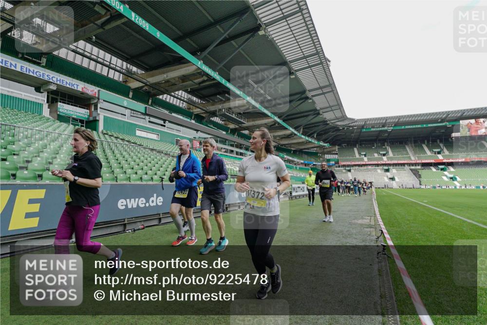 05.10.2025 - 20. swb-Marathon Bremen Michael Burmester http://msf.ph/oto/9225478 05.10.2025 10:40:05 Laufen im Stadion 7779, 7789, 7799, 7979, 9002, 9180, 9186, 9220, 9228, 9241, 9275, 9286, 9308, 9315, 9325, 9387, 9419, 9423, 9491, 9523, 9552, 9554, 9571, 9615, 9619, 9623, 9644, 9661, 9662, 9713, 9721, 9780, 9786, 9866, 9901, 9931, 9976, 10025, 10157, 10160, 10185, 10192, 10193, 10207, 10238, 10286, 10289, 10374, 10383, 10422, 10426, 10451, 10462, 10531, 10532, 10542, 10567, 10587, 10597, 10603, 10604, 10619, 10674, 10699, 10737, 10749, 11090, 11270, 7654, 9224 meine-sportfotos.de