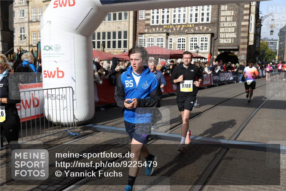 05.10.2025 - 20. swb-Marathon Bremen Yannick Fuchs http://msf.ph/oto/9225479 05.10.2025 10:56:55 Ziel 9188, 9266, 10059, 10145, 10644, 10683, 10845, 11426, 11675, 11734 meine-sportfotos.de